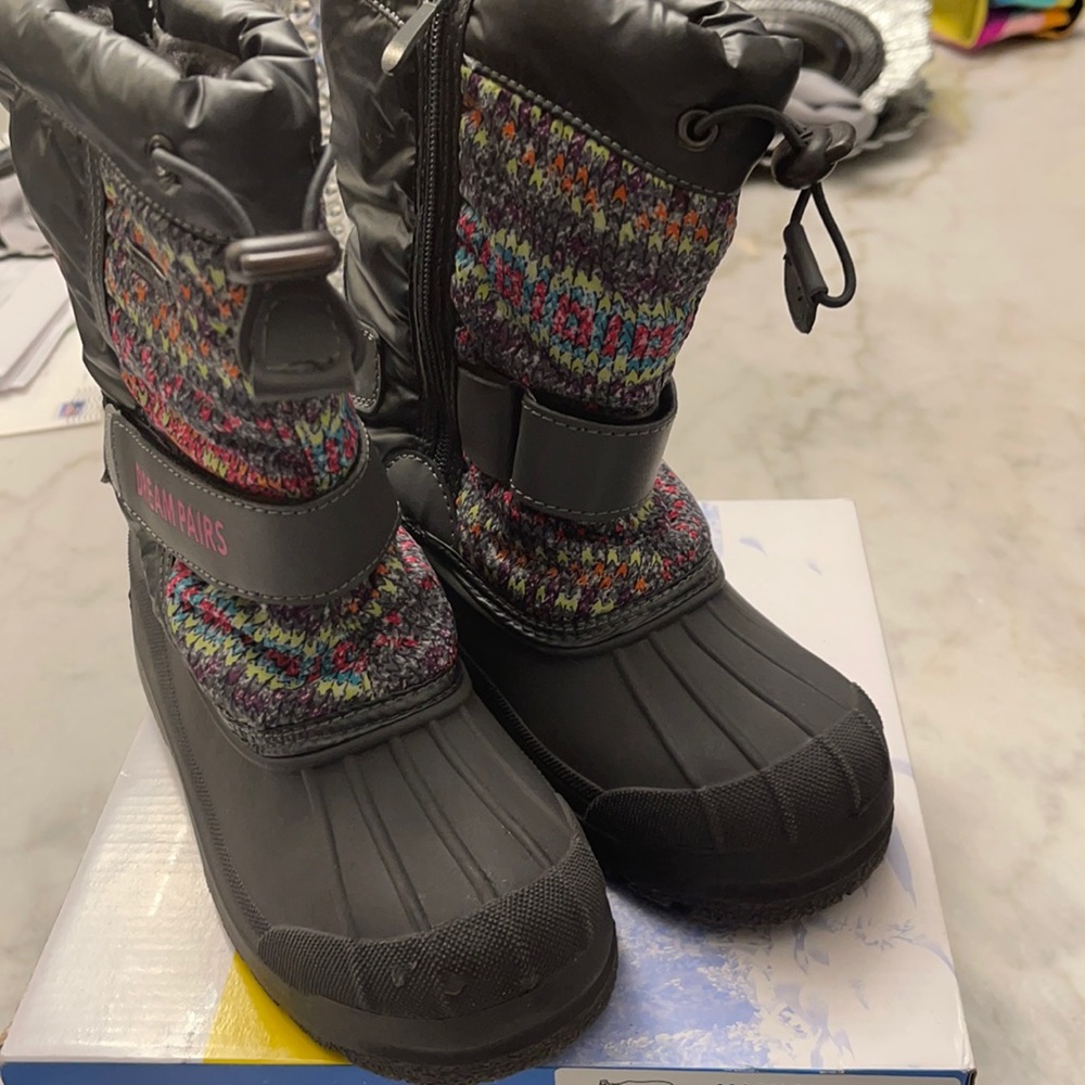 Girls size 1 snow boots
